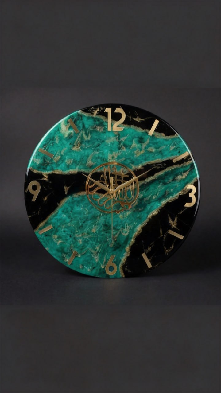 Horloge artisanale en agate turquoise naturelle avec finition dorée - pièce unique sculptée à la main