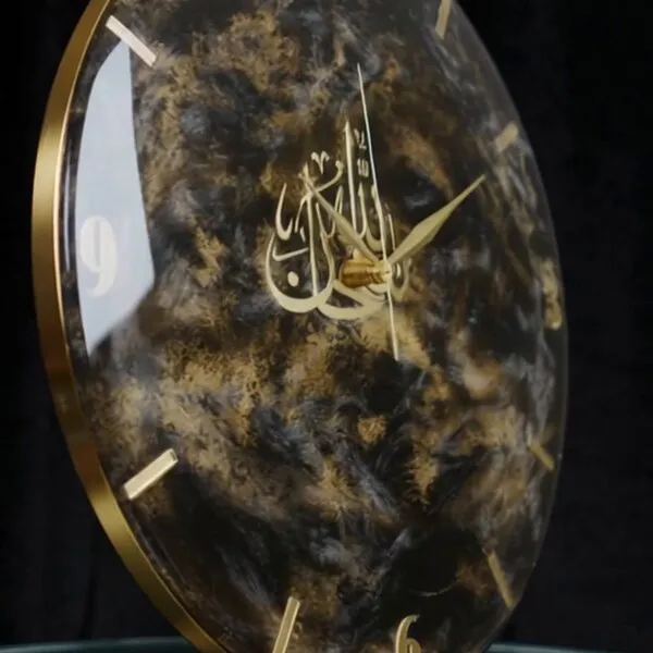 Horloge murale avec calligraphie arabe traditionnelle sur fond texturé